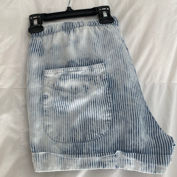Relaxed Fit Acid Washed Jean Short - Size M - Picture 4 of 5